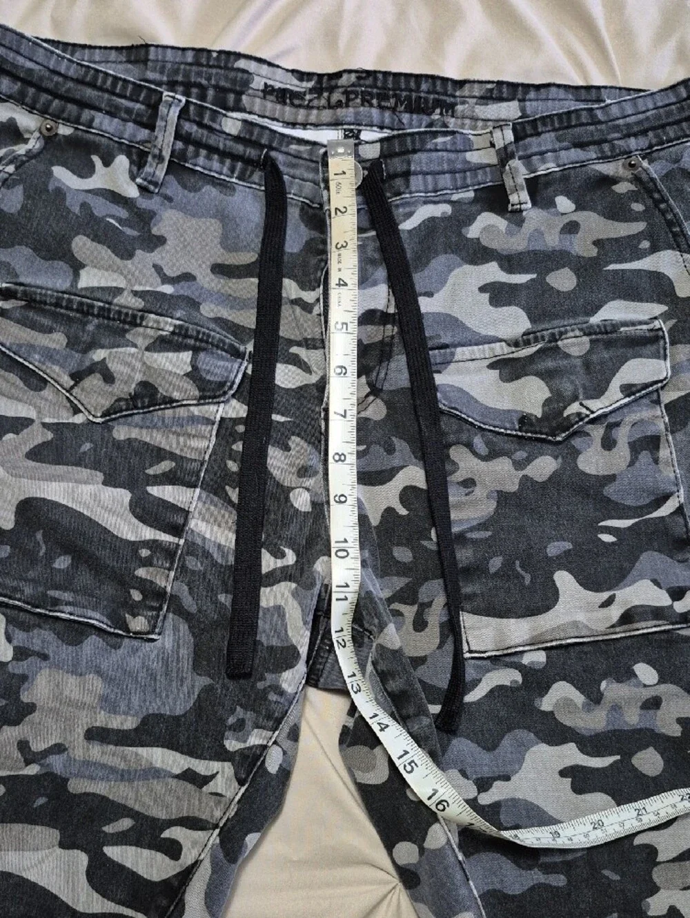 Men's Gray Camo Cargo Shorts with Utility Pockets - Picture 8 of 9